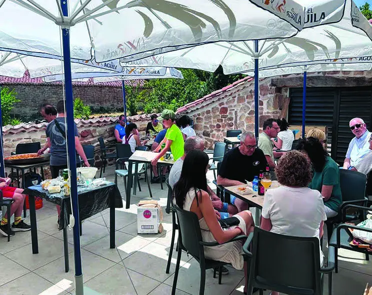 Vecinos de Hacinas del Pinar estrenando el nuevo local de Alberto Gallego