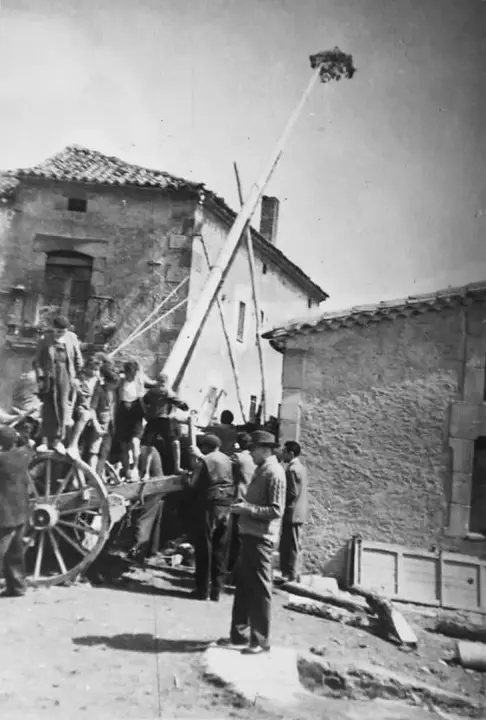 CON EL CARRO ANTIGUA