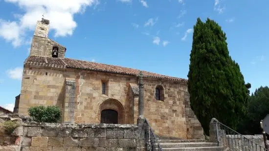 EXTERIOR EN VERANO DE LA IGLESIA DE SANTA CECILIA
