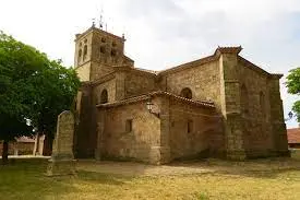 EXTERIOR IGLESIA DE SANTA MARIA EN VERANO