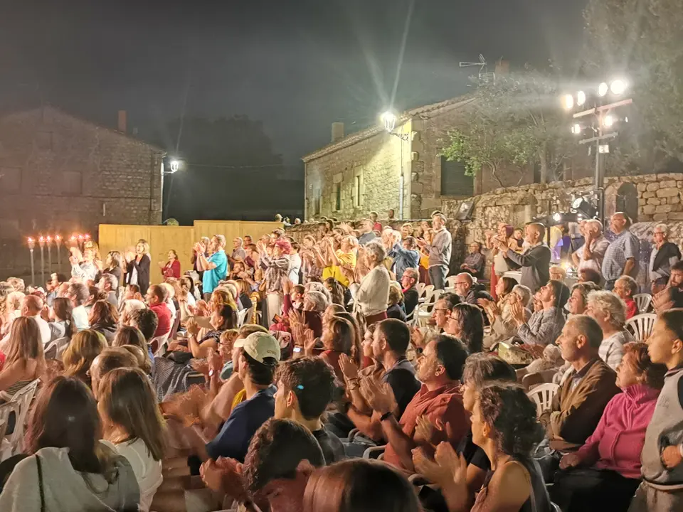 P&uacute;blico en pie al finalizar la obra