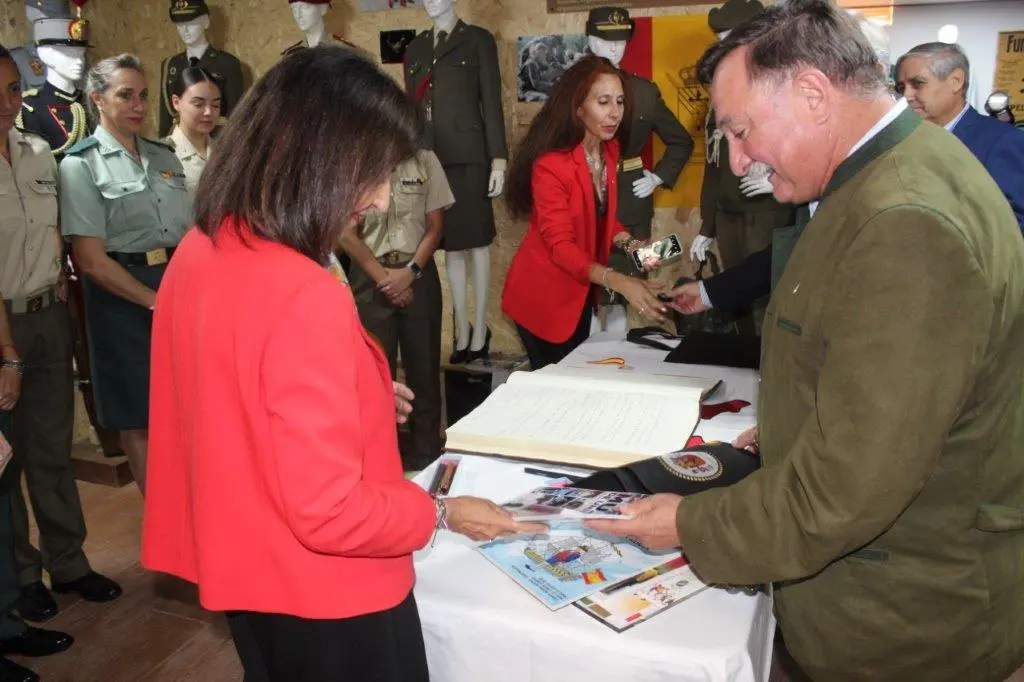 LA MINISTRA EN NAVALENO (4)