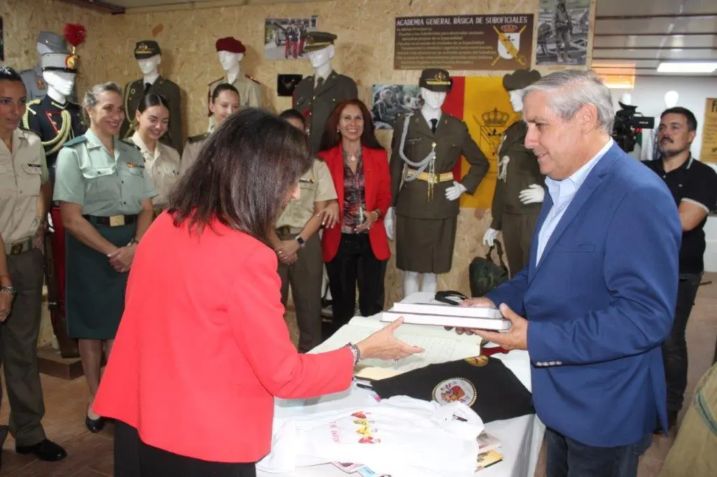 LA MINISTRA EN NAVALENO (8)