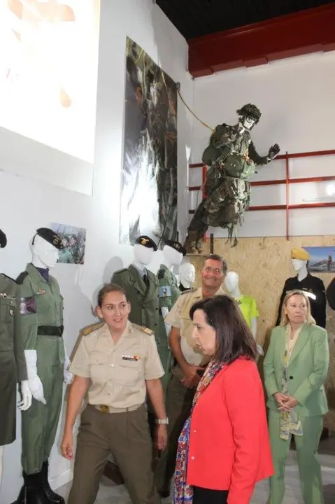 LA MINISTRA EN NAVALENO (90)