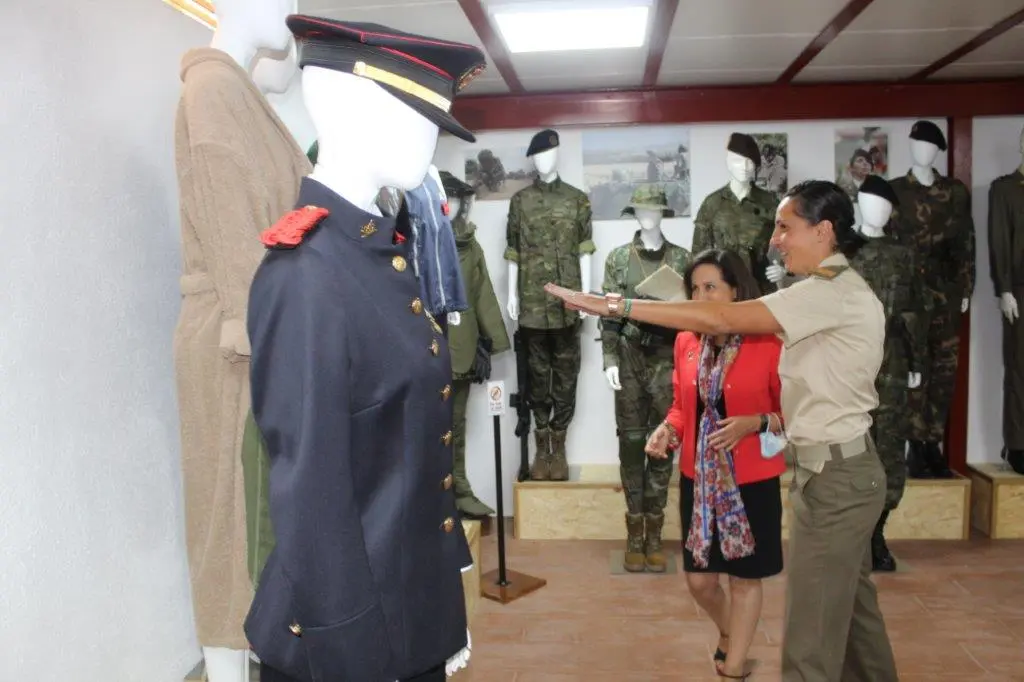 LA MINISTRA EN NAVALENO (94)