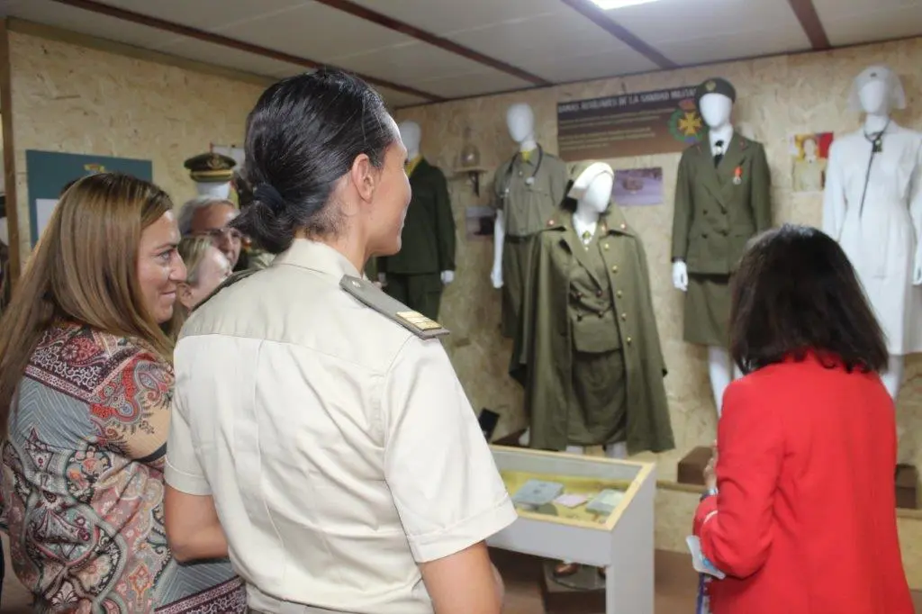 LA MINISTRA EN NAVALENO (100)