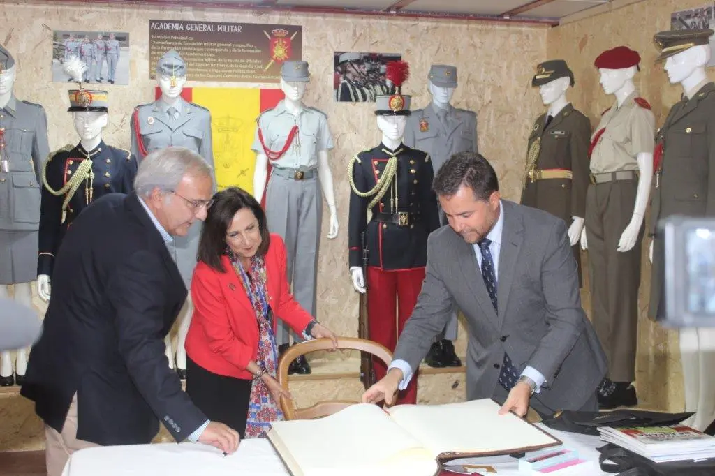 LA MINISTRA EN NAVALENO (110)