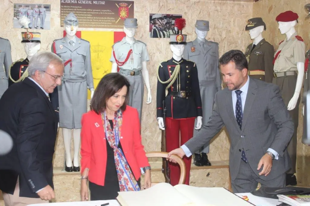 LA MINISTRA EN NAVALENO (111)