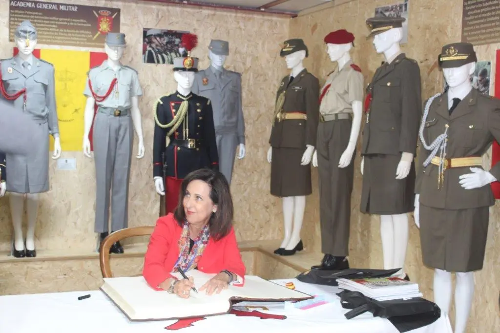 LA MINISTRA EN NAVALENO (113)