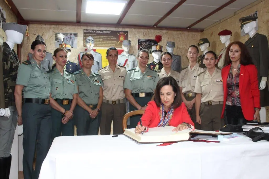 LA MINISTRA EN NAVALENO (115)