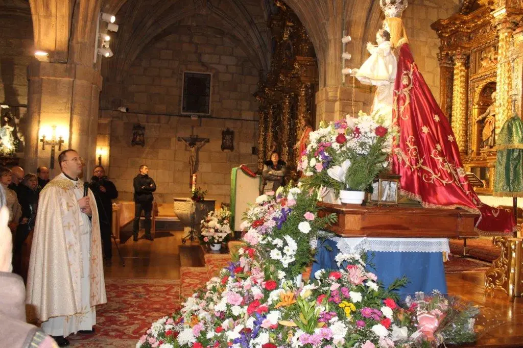 OFRENDA FLORAL A CANDELAS EN QUINTANAR (7)