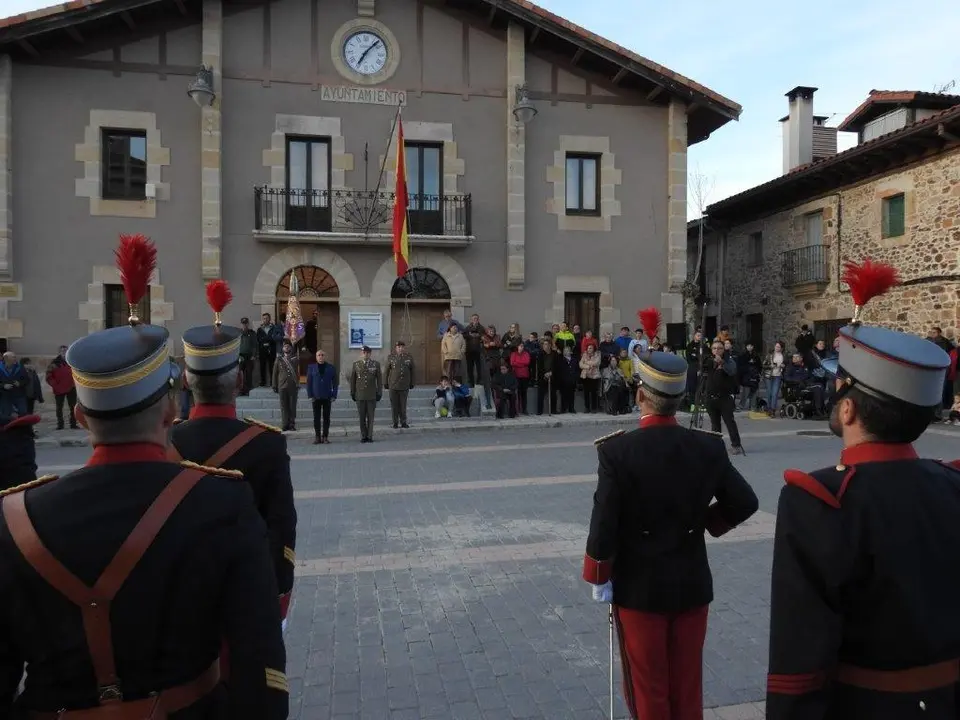 ARRIADO DE BANDERA EN NAVALENO (1)