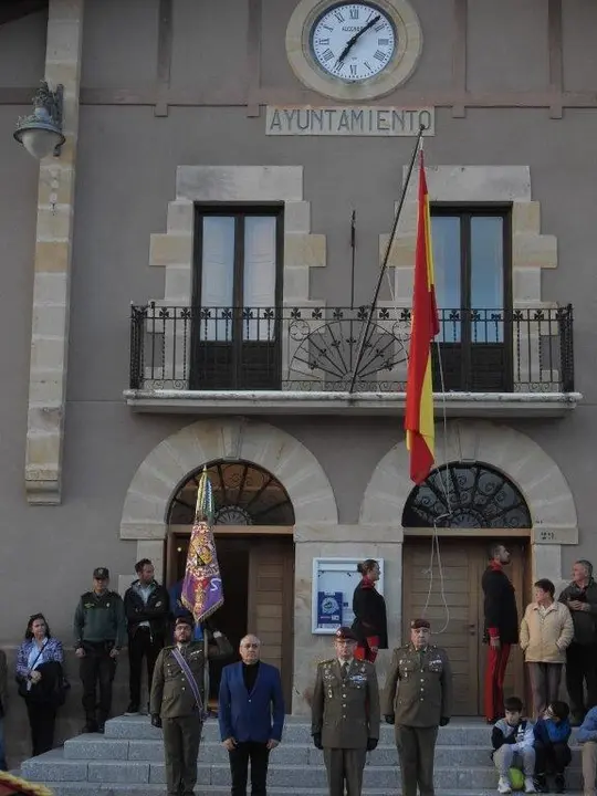 ARRIADO DE BANDERA EN NAVALENO (3)