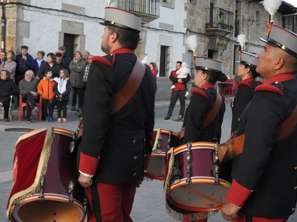 ARRIADO DE BANDERA EN NAVALENO (4)