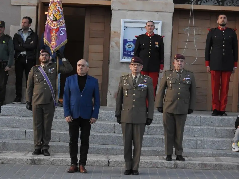 ARRIADO DE BANDERA EN NAVALENO (6)