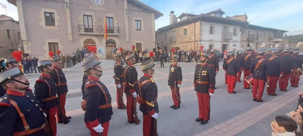 ARRIADO DE BANDERA EN NAVALENO (11)