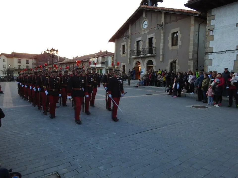 ARRIADO DE BANDERA EN NAVALENO (9)