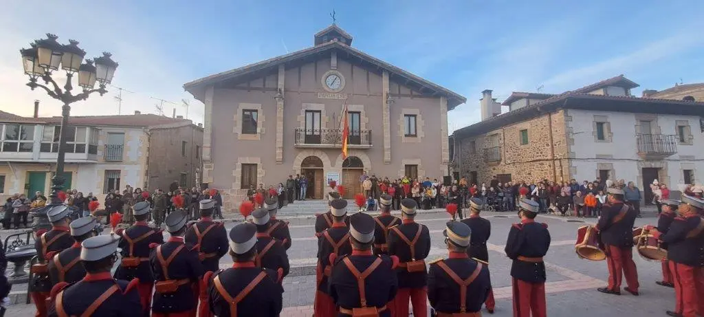 ARRIADO DE BANDERA EN NAVALENO (12)