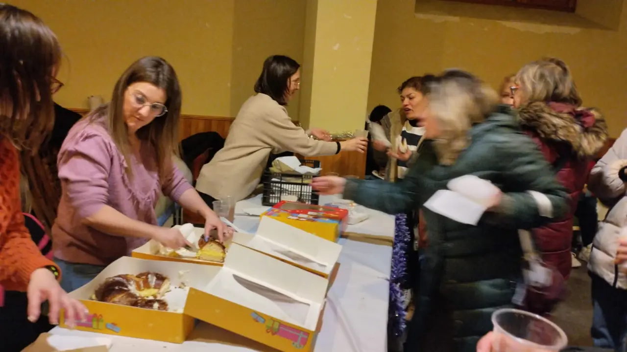 REPARTO DE REGALOS Y ROSCON EN VILVIESTRE (2)