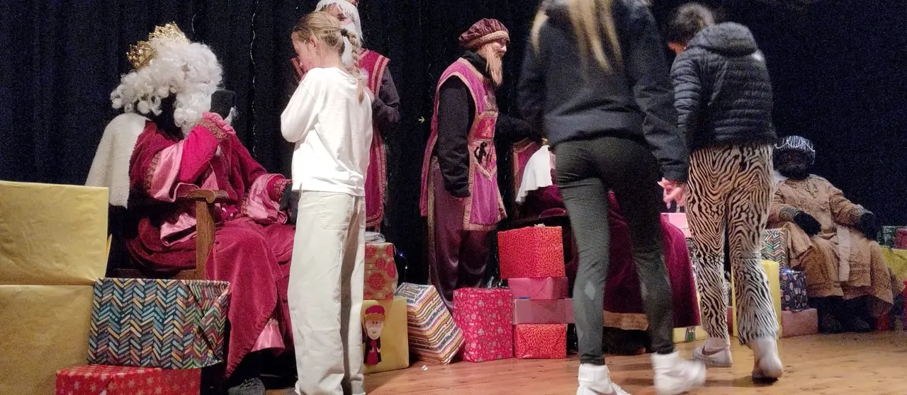 REPARTO DE REGALOS Y ROSCON EN VILVIESTRE (3)