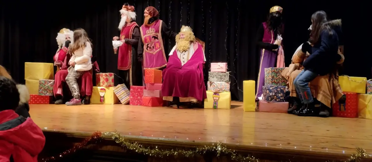 REPARTO DE REGALOS Y ROSCON EN VILVIESTRE (4)