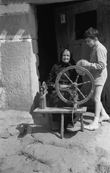 Abuela hilando y el niño 2 (7200)