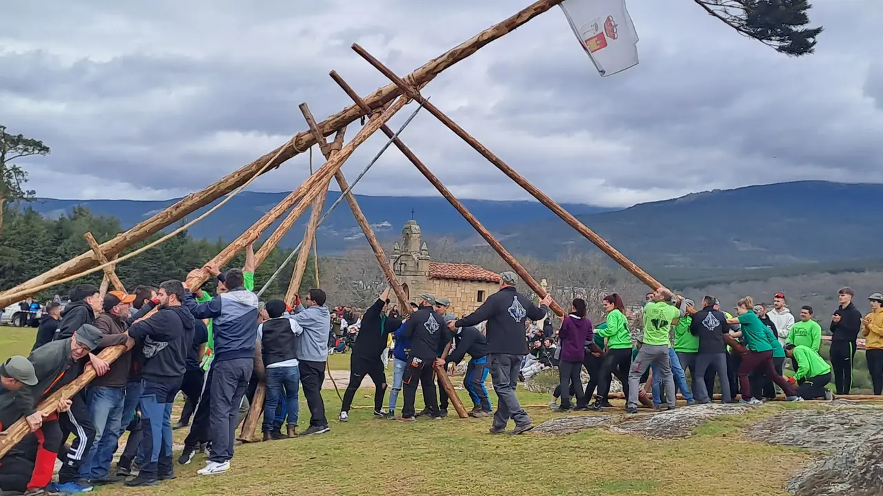 PINGADA DEL MAYO EN COVALEDA 2024 (11)