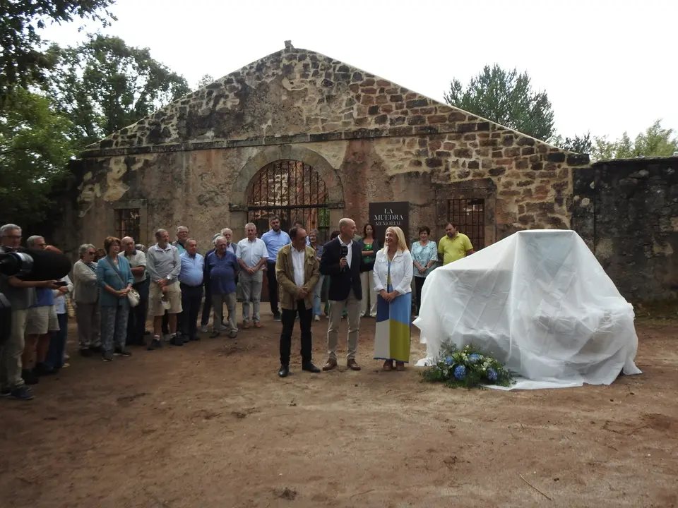 HOMENAJE EN LA MUEDRA (1)