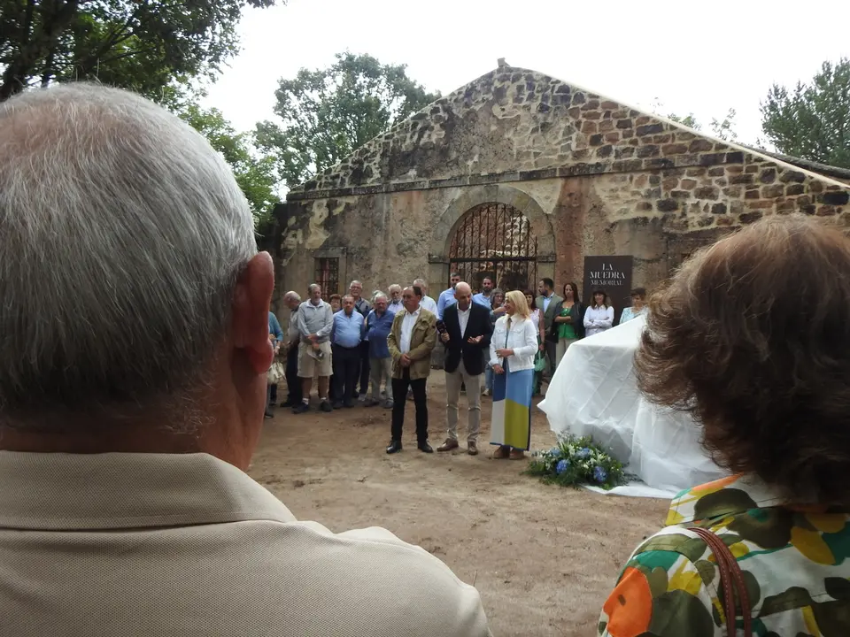 HOMENAJE EN LA MUEDRA (2)