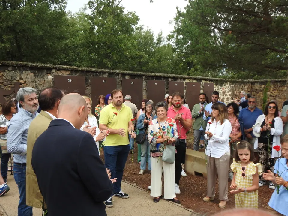 HOMENAJE EN LA MUEDRA (48)