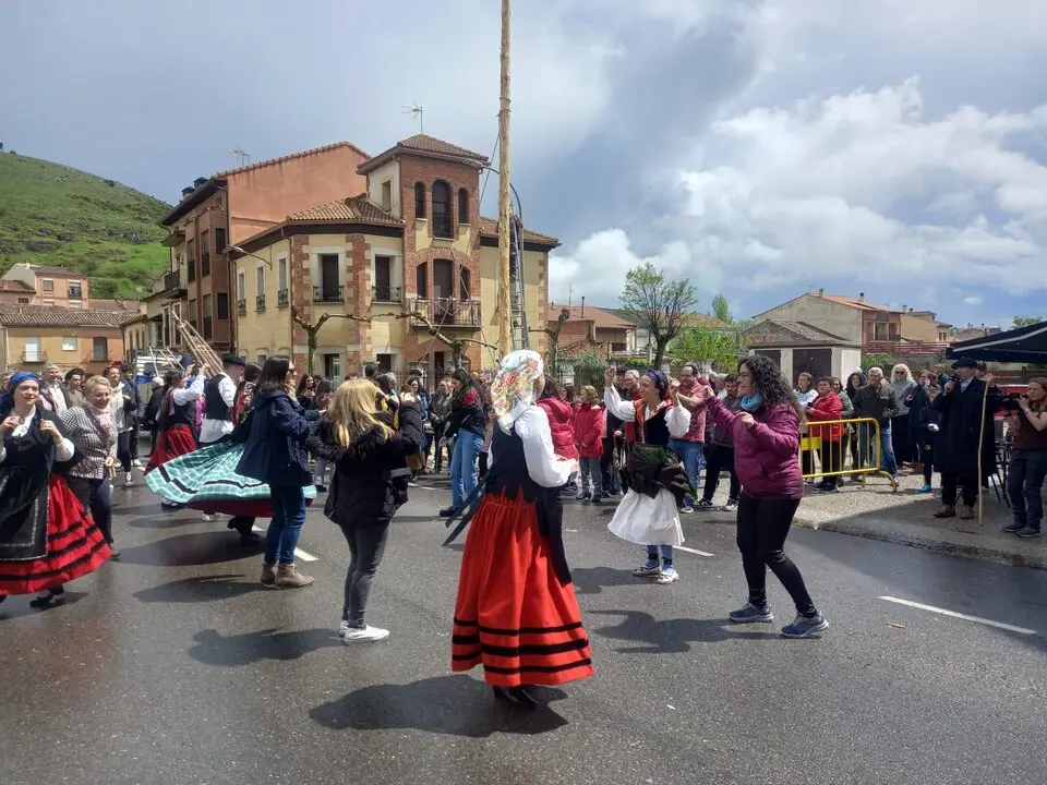 Pingada del mayo en Huerta 18