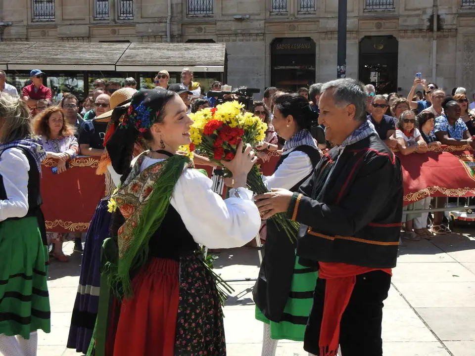 OFRENDA FLORAL BURGOS 29 DE JUNIO (110)
