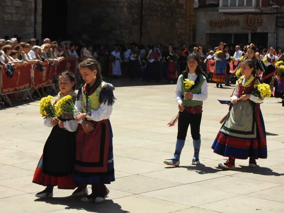 OFRENDA FLORAL BURGOS 29 DE JUNIO (129)