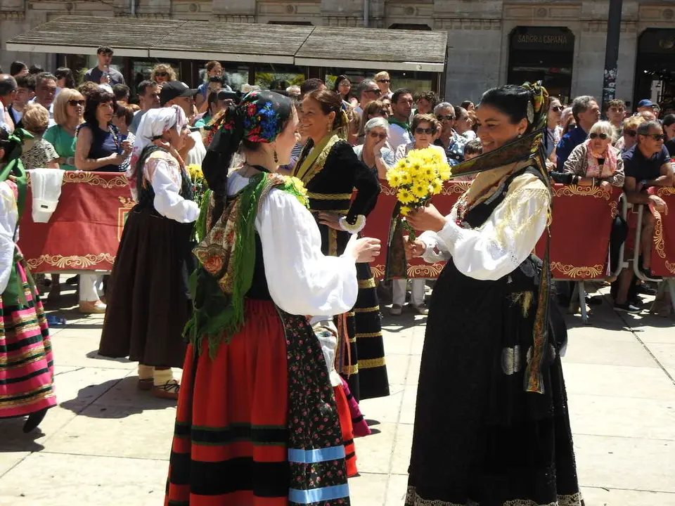OFRENDA FLORAL BURGOS 29 DE JUNIO (140)