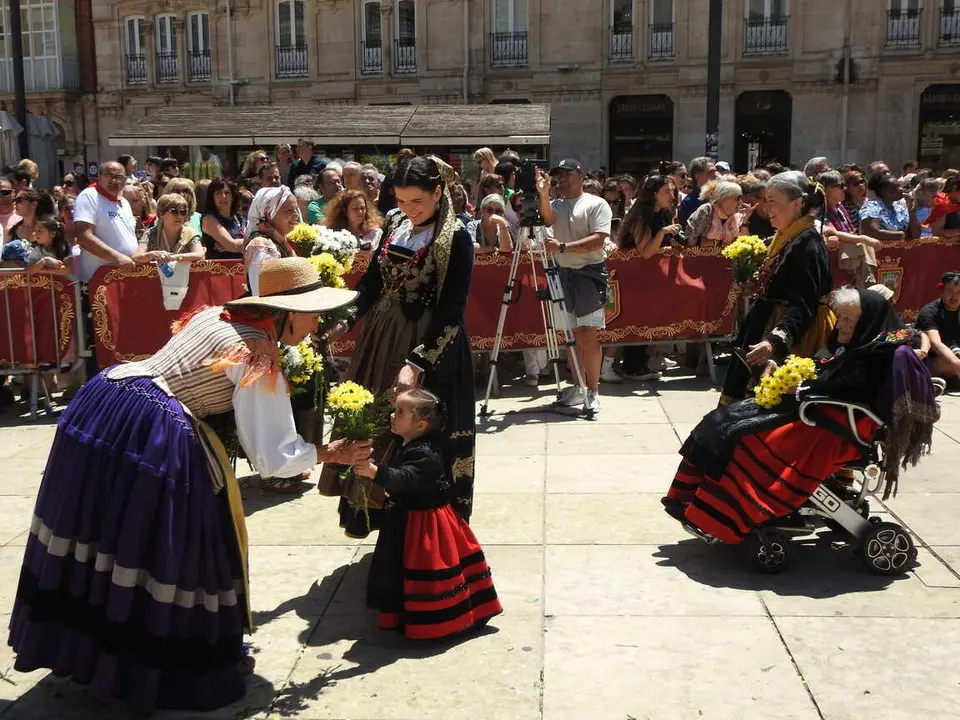 OFRENDA FLORAL BURGOS 29 DE JUNIO (154)
