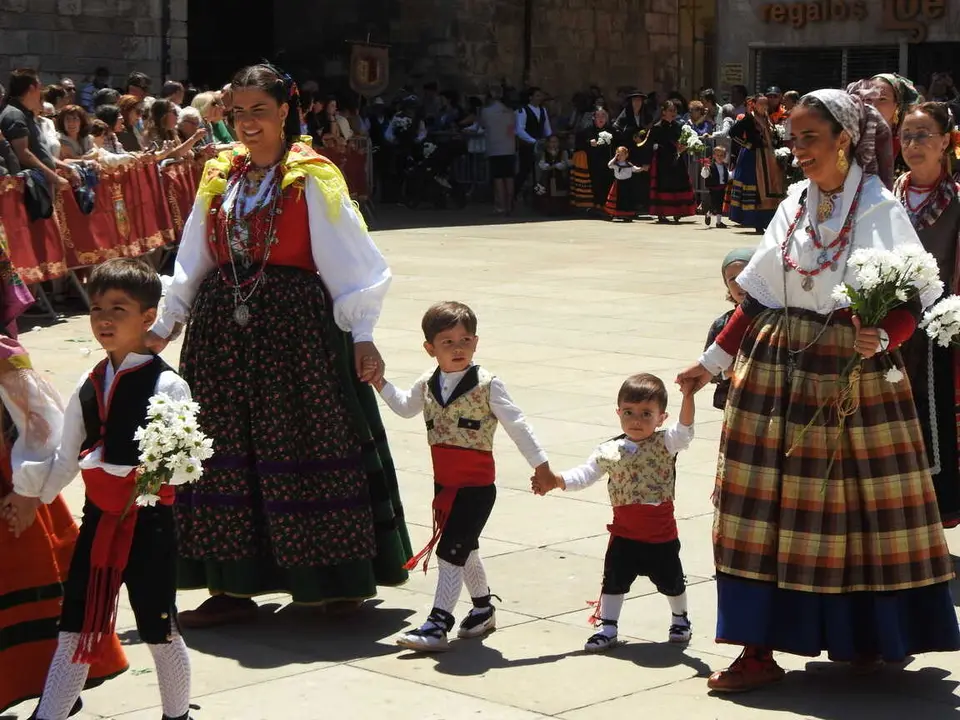 OFRENDA FLORAL BURGOS 29 DE JUNIO (175)