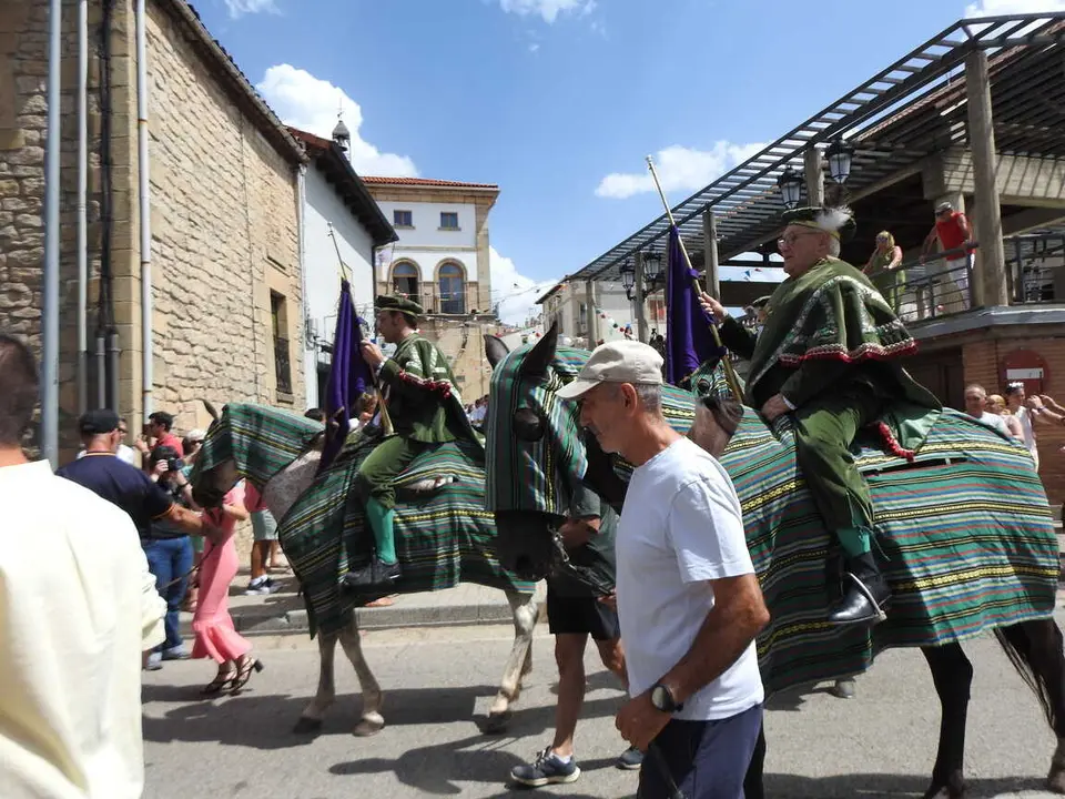 PASACALLES Y PREG&Oacute;N EN COVALEDA (2)