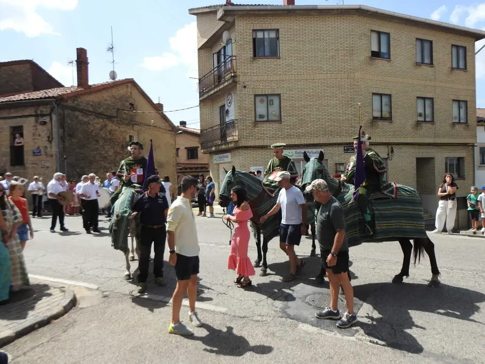 PASACALLES Y PREG&Oacute;N EN COVALEDA (8)