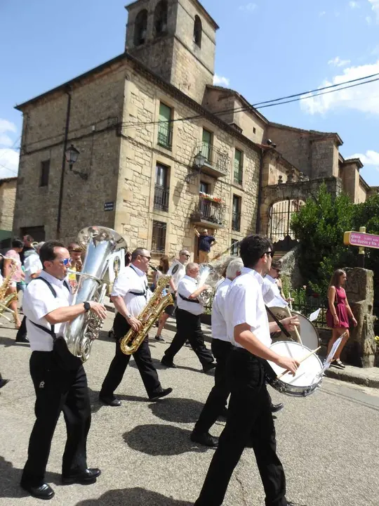PASACALLES Y PREG&Oacute;N EN COVALEDA (15)
