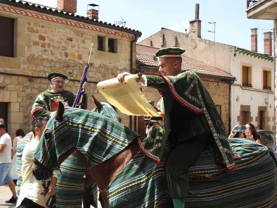 PASACALLES Y PREG&Oacute;N EN COVALEDA (23)