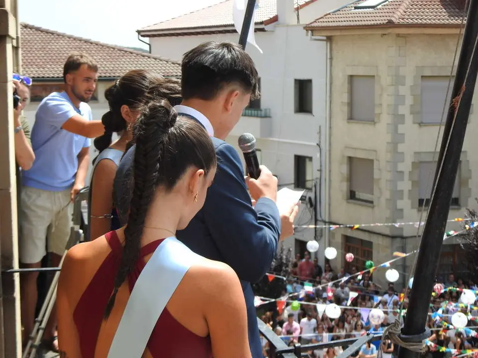 PASACALLES Y PREG&Oacute;N EN COVALEDA (76)