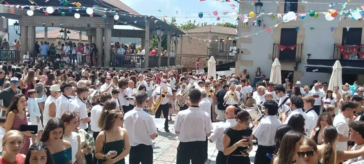 PASACALLES Y PREG&Oacute;N EN COVALEDA (90)