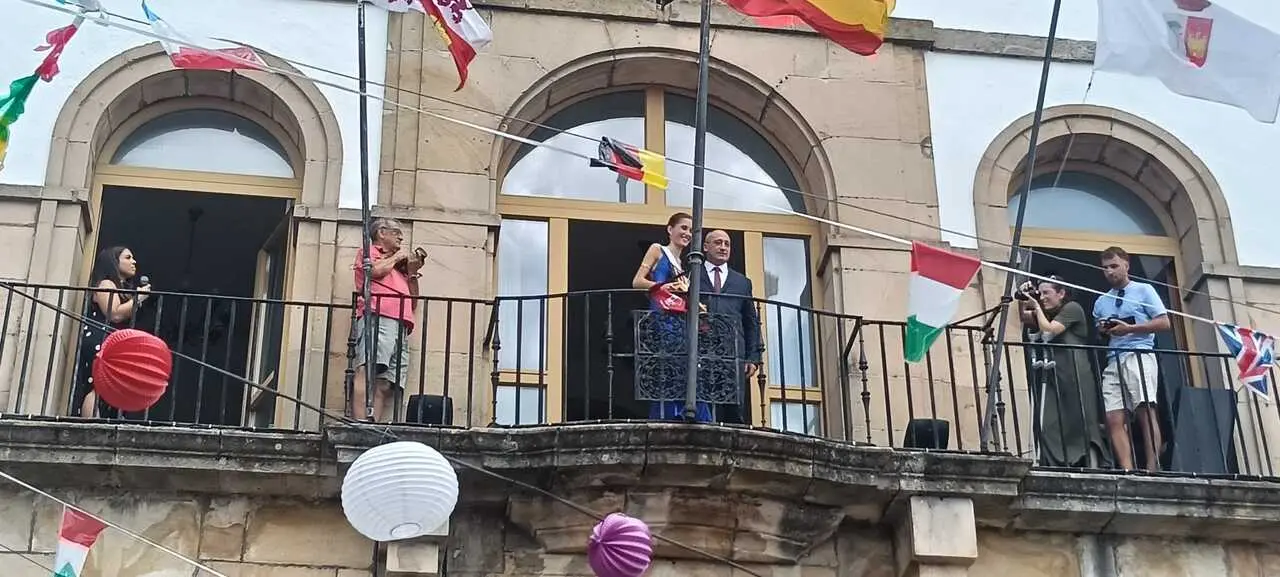 PASACALLES Y PREG&Oacute;N EN COVALEDA (92)