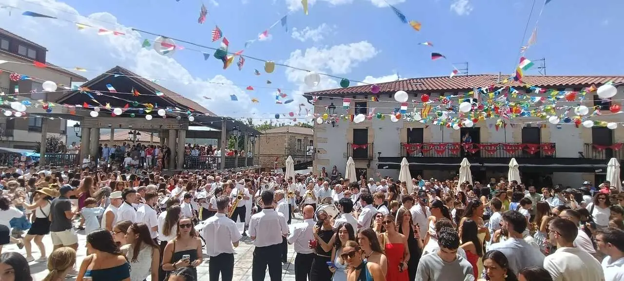 PASACALLES Y PREG&Oacute;N EN COVALEDA (93)