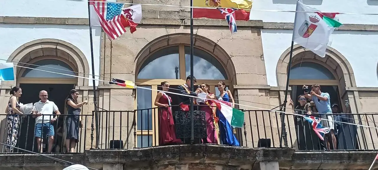 PASACALLES Y PREG&Oacute;N EN COVALEDA (95)