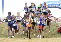 Nadia Battocletti con las corredoras africanas en el grupo de cabeza la edición 2021