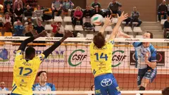 Jean Pascal Diedhiou y Tomas Russeaux, en una acci&oacute;n de bloqueo ante el remate del sueco Viktor Lindberg. RFEVB.com