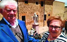 Juana Lacal, y su marido Donato Modrego, ante la imagen de Sor Mar&iacute;a de Jes&uacute;s en &Aacute;greda.