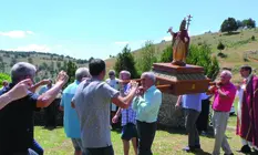 Vecinos de la localidad de Moncalvillo danzando alrededor del santo durante la subida a la iglesia