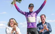 Matthew Brennan con el maillot morado de l&iacute;der de la general/ XLVIII Vuelta a Burgos
